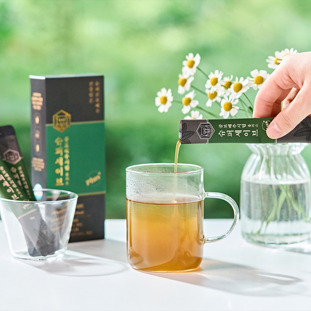 SUPERSAVE Salvia plebeia syrup poured into a glass with chamomile